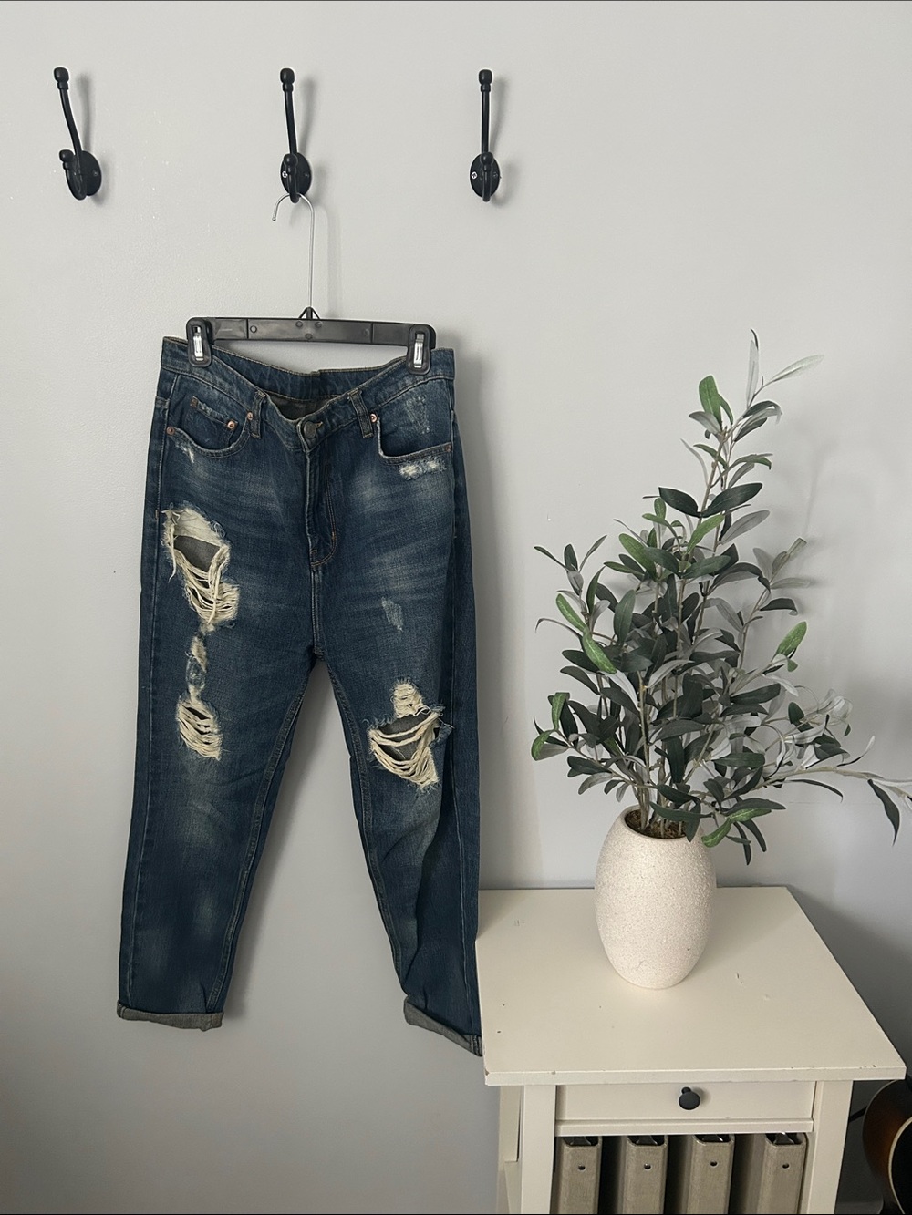 BDG Distressed Boyfriend Jeans in Dark Blue